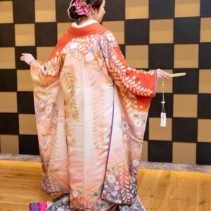 朱色のリメイク打掛を着た花嫁