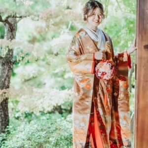 オレンジ色のリメイク打掛を着た花嫁