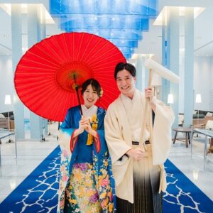 青色のリメイク打掛を着た花嫁と花婿