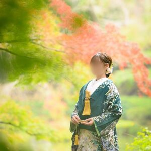 緑色のリメイク打掛を着た花嫁