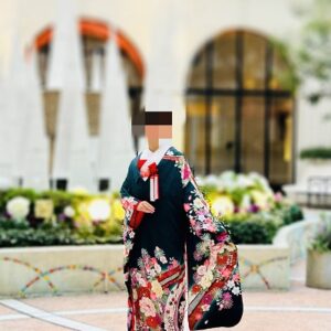 濃い緑色のリメイク打掛を着た花嫁