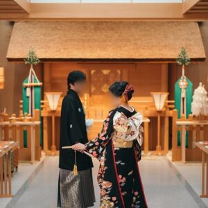 黒色のリメイク引き振袖を着た花嫁と花婿