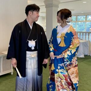 青色のリメイク打掛を着た花嫁と花婿