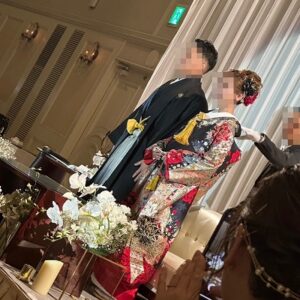 黒地色のリメイク打掛を着た花嫁と花婿