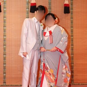 グレー色のリメイク打掛を着た花嫁と花婿