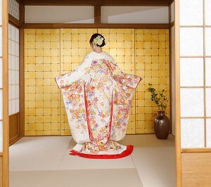 白色のリメイク打掛を着た花嫁