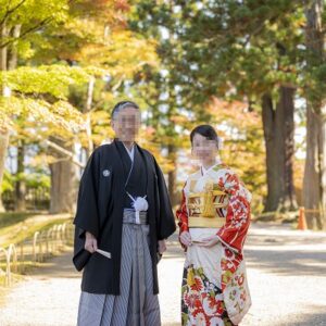 白色のリメイク打掛を着た花嫁と花婿