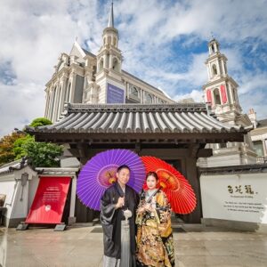 黒色のリメイク打掛を着た花嫁と花婿