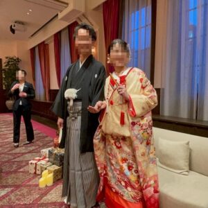 クリーム色のリメイク打掛を着た花嫁と花婿