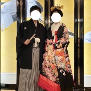 黒色のリメイク打掛を着た花嫁と花婿