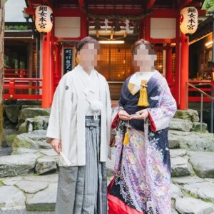 紺色のリメイク打掛を着た花嫁と花婿