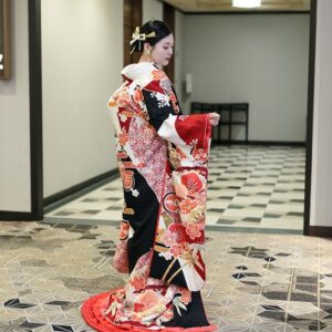 黒色のリメイク打掛を着た花嫁