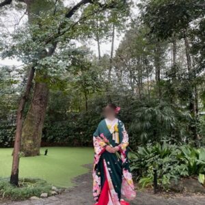 緑色のリメイク打掛を着た花嫁