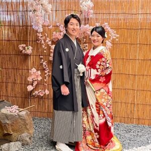 赤色のリメイク打掛を着た花嫁と花婿