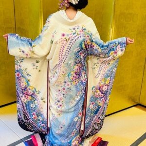 白色のリメイク打掛を着た花嫁