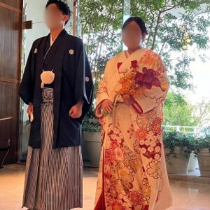 白色のリメイク打掛を着た花嫁と花婿