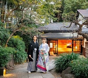 薄紫色のリメイク打掛を着た花嫁と花婿