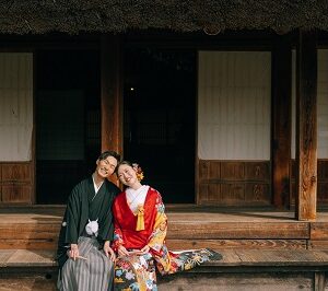 赤色のリメイク打掛を着た花嫁と花婿