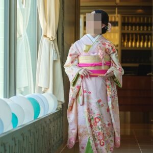 ピンク色のリメイク引き振袖を着た花嫁