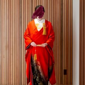 赤色のリメイク打掛を着た花嫁