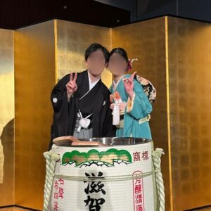 エメラルドグリーン色のリメイク引き振袖を着た花嫁と花婿