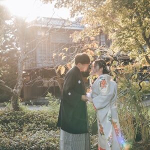 白色のリメイク打掛を着た花嫁と花婿