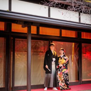 黒色のリメイク引き振袖を着た花嫁と花婿