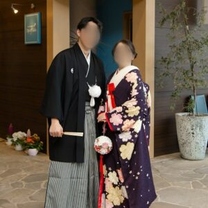 黒色のリメイク打掛を着た花嫁と花婿