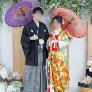 白色のリメイク引き振袖を着た花嫁と花婿