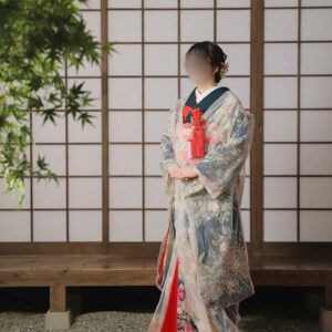 緑色のリメイク引き振袖を着た花嫁