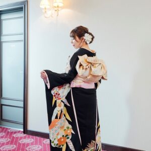 黒色のリメイク引き振袖を着た花嫁