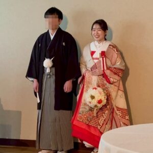 総柄のリメイク打掛を着た花嫁と花婿