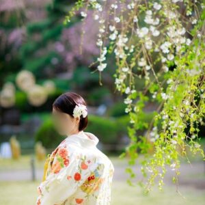 白色のリメイク打掛を着た花嫁