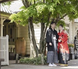 赤色のリメイク引き振袖を着た花嫁と花婿