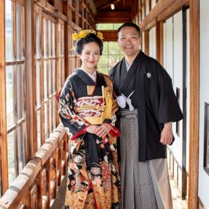 黒色のリメイク引き振袖を着た花嫁と花婿