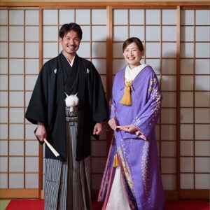 薄紫色のリメイク打掛を着た花嫁と花婿