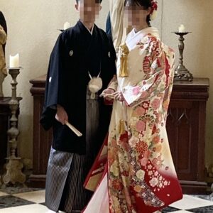 白色のリメイク打掛を着た花嫁と花婿