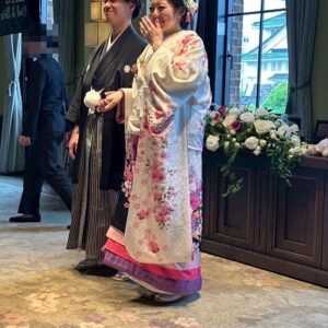 白色のリメイク打掛を着た花嫁と花婿