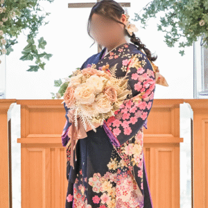 紺色のリメイク引き振袖を着た花嫁
