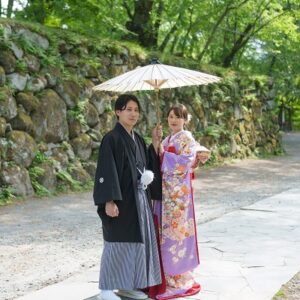 薄紫色のリメイク引き振袖を着た花嫁と花婿