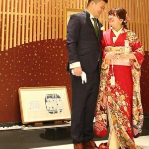 赤色のリメイク引き振袖を着た花嫁と花婿