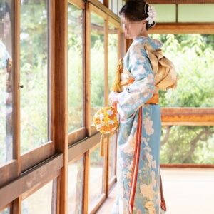 水色のリメイク引き振袖を着た花嫁