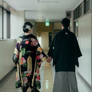 紫色のリメイク打掛を着た花嫁と花婿