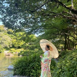 薄緑色のリメイク打掛を着た花嫁