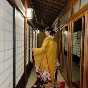 カラシ色のリメイク打掛を着た花嫁