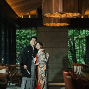 グレー色のリメイク打掛を着た花嫁と花婿