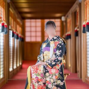 黒色のリメイク引き振袖を着た花嫁