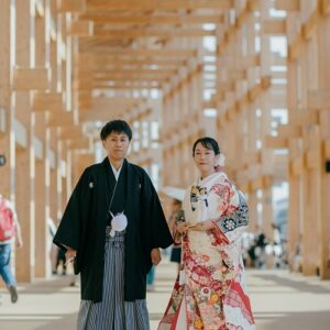 白色のリメイク打掛を着た花嫁と花婿