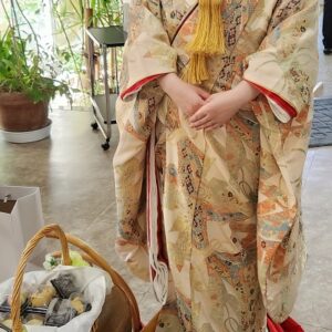 クリーム色のリメイク打掛を着た花嫁