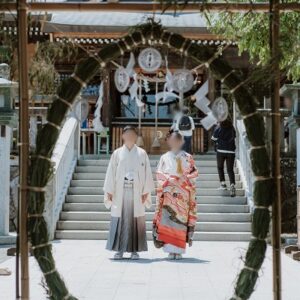 白色のリメイク打掛を着た花嫁と花婿